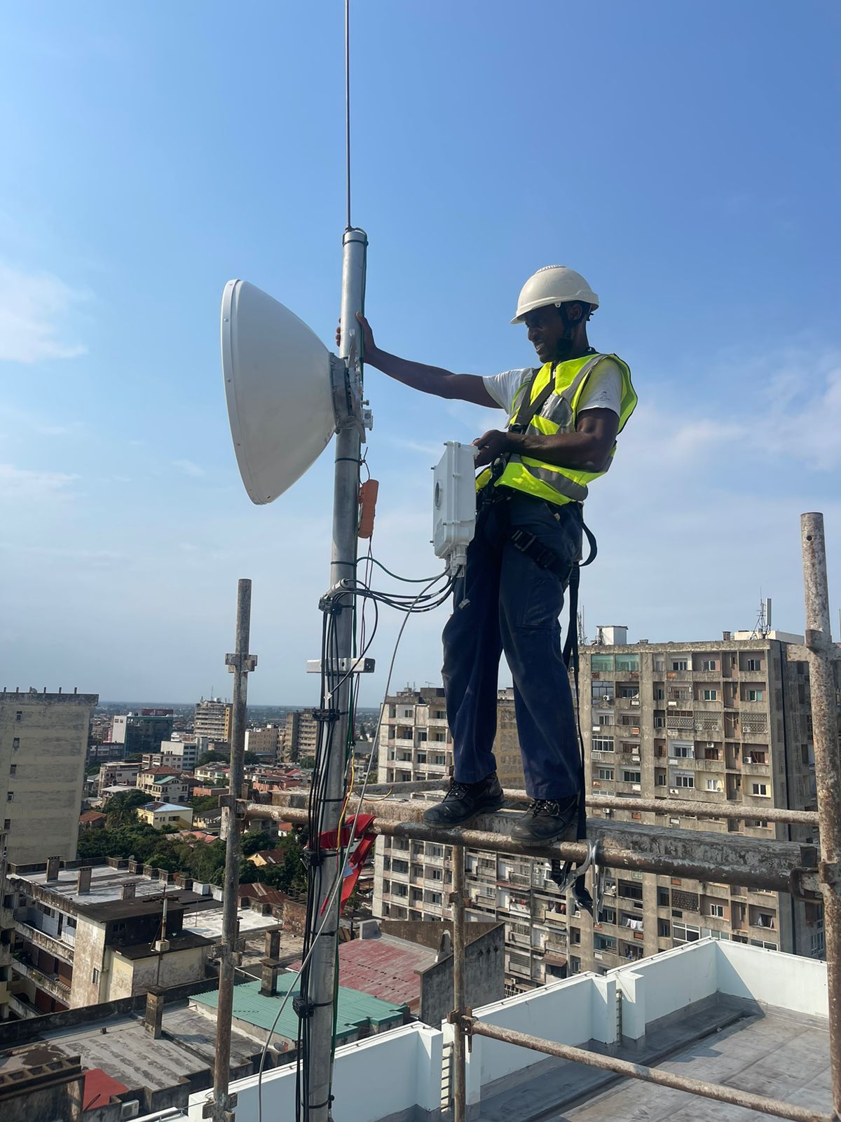Técnico DBL a instalar antena Aviat em Maputo